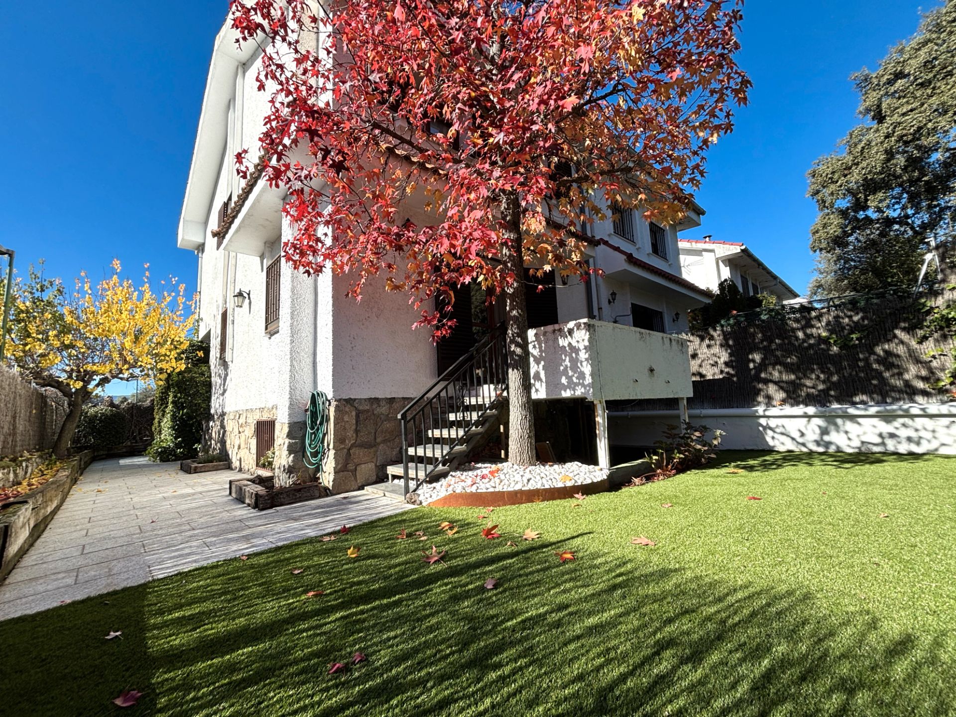 Vista exterior de Casa adosada en venda en Alpedrete amb Calefacció, Jardí privat i Parquet