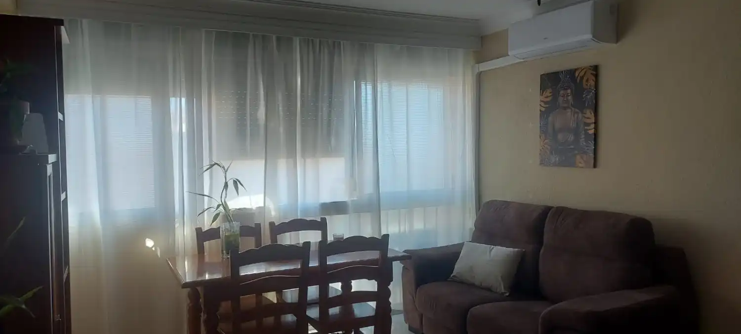Sala d'estar de Pis de lloguer en Málaga amb Moblat, Rentadora i Microones