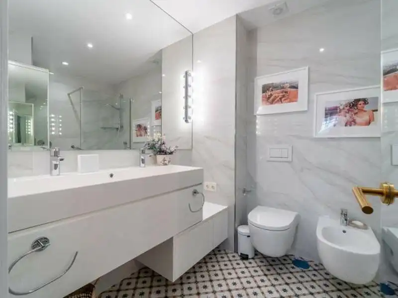 Bany de Apartament en venda en Marbella amb Aire condicionat, Calefacció i Terrassa