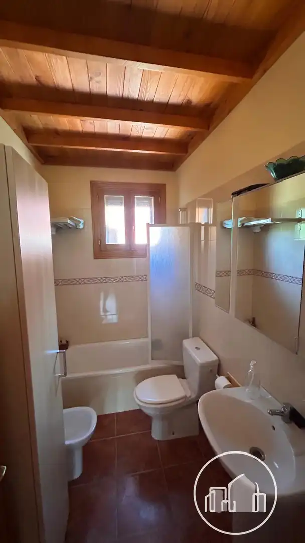 Bathroom of Houses for sale in Valle de Losa  with Heating and Furnished