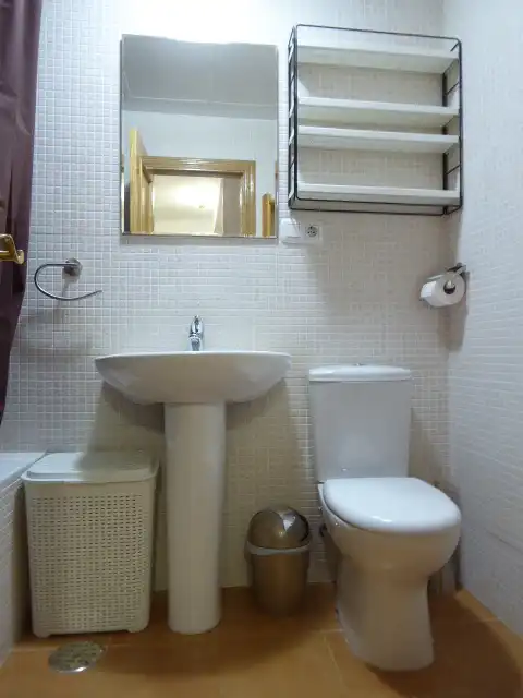 Badezimmer von Wohnungen zur Miete in Málaga mit Klimaanlage, Abstellraum und Möbliert