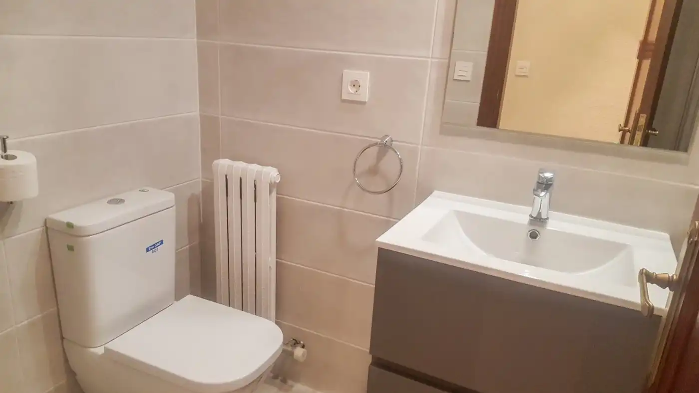 Badezimmer von Wohnung zur Miete in Zaragoza mit Klimaanlage, Heizung und Privatgarten