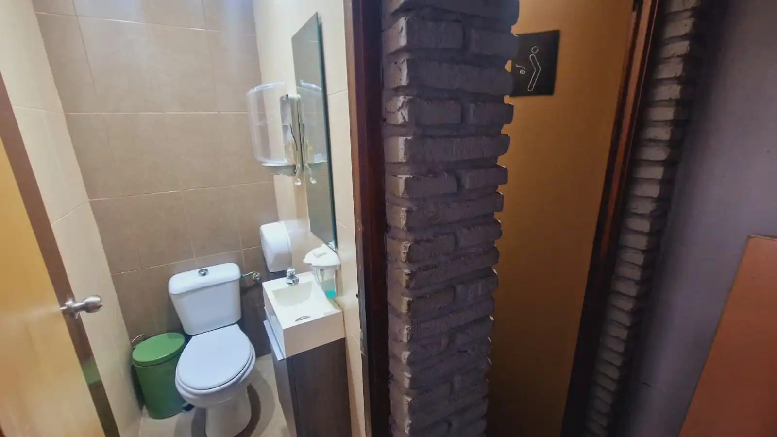 Bathroom of Commercial properties for sale in Córdoba  with Air Conditioner, Heating and Furnished