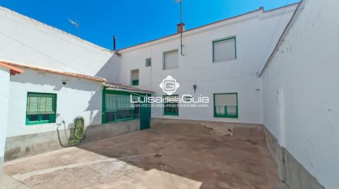 AMPLIA CASA DE 238 m CON PATIO, COCHERA Y MUCHAS POSIBILIDADES!
