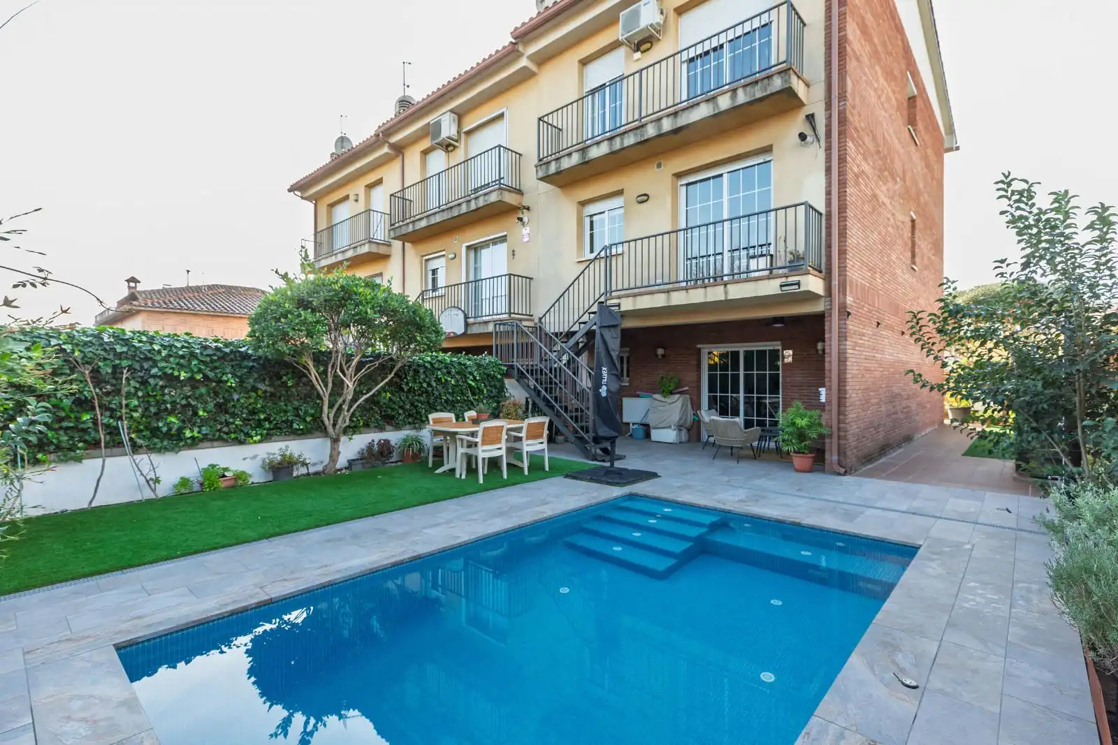 Piscina de Casa adosada en venta en Parets del Vallès con Aire acondicionado, Calefacción y Trastero