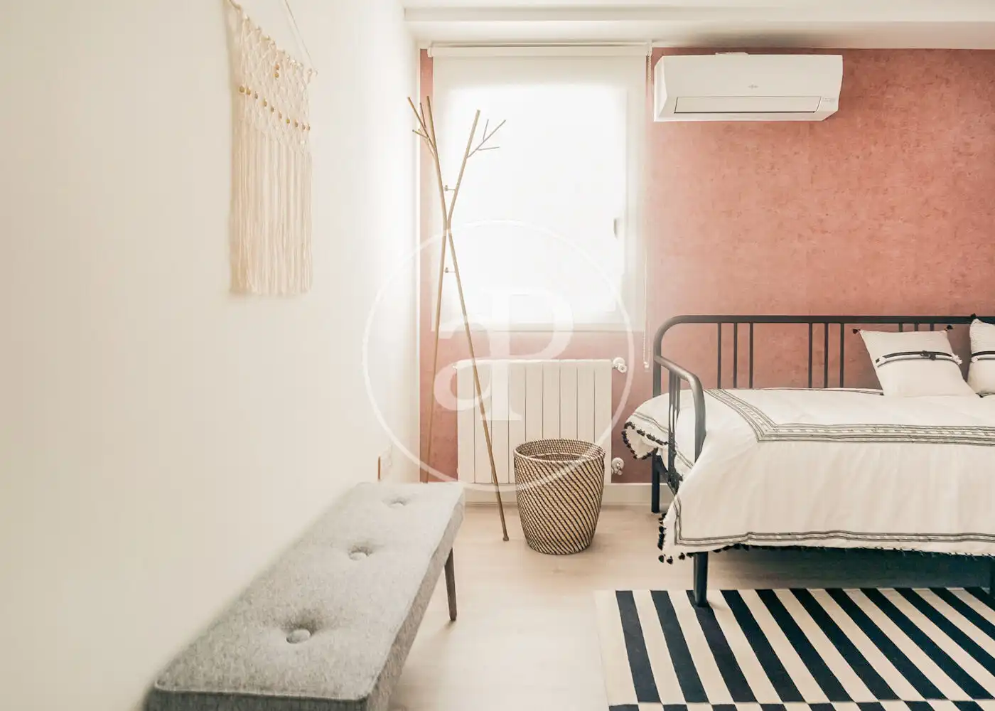Attic for rent in C. de los Caños del Peral, Palacio