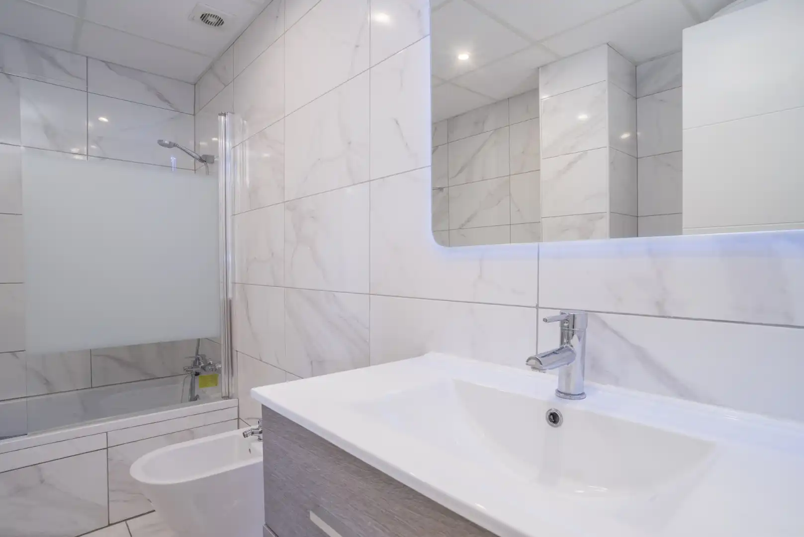 Baño de Planta baja en venta en Marbella con Aire acondicionado, Terraza y Piscina