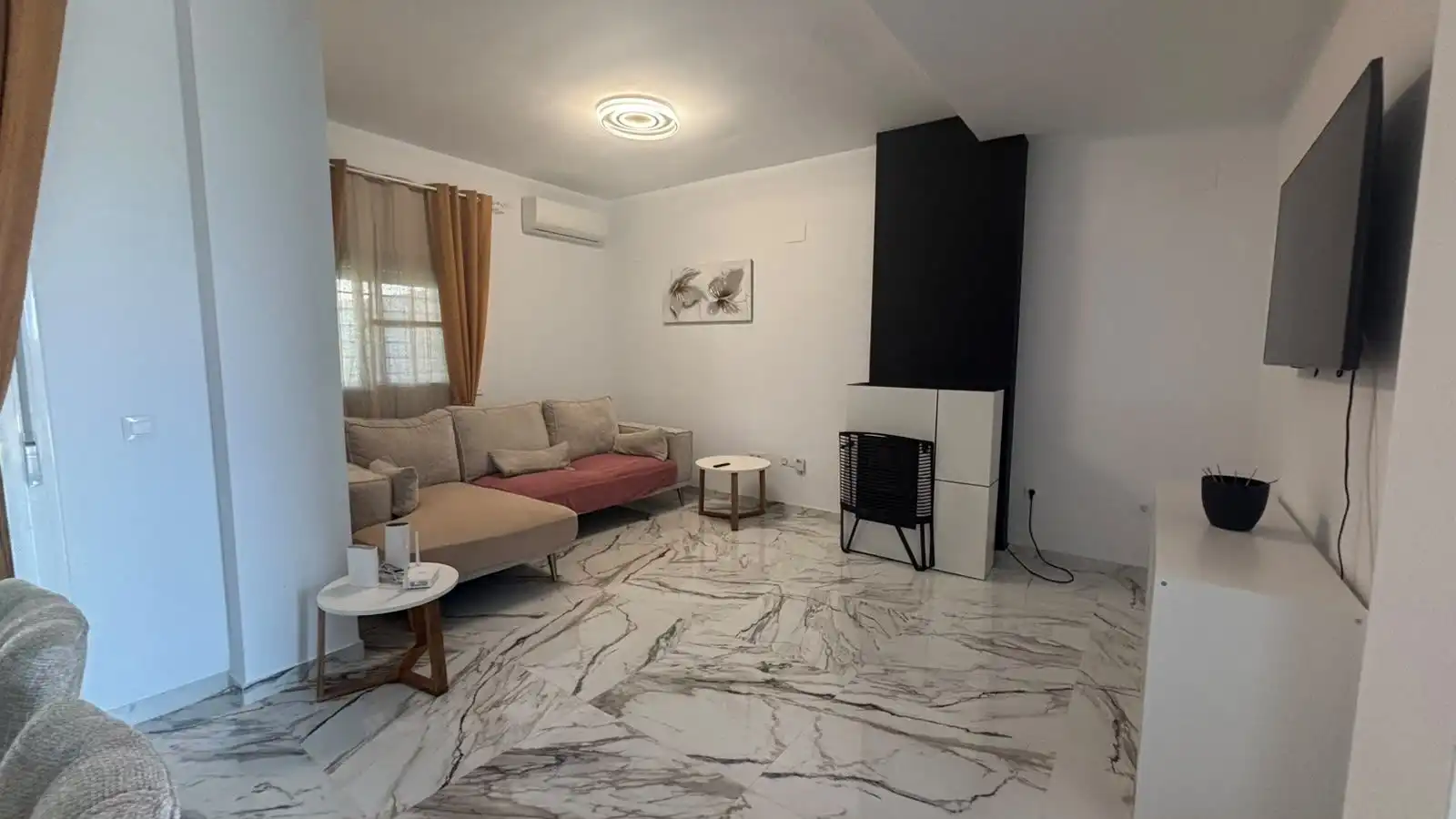 Sala d'estar de Casa adosada en venda en Huévar del Aljarafe amb Aire condicionat, Traster i Alarma