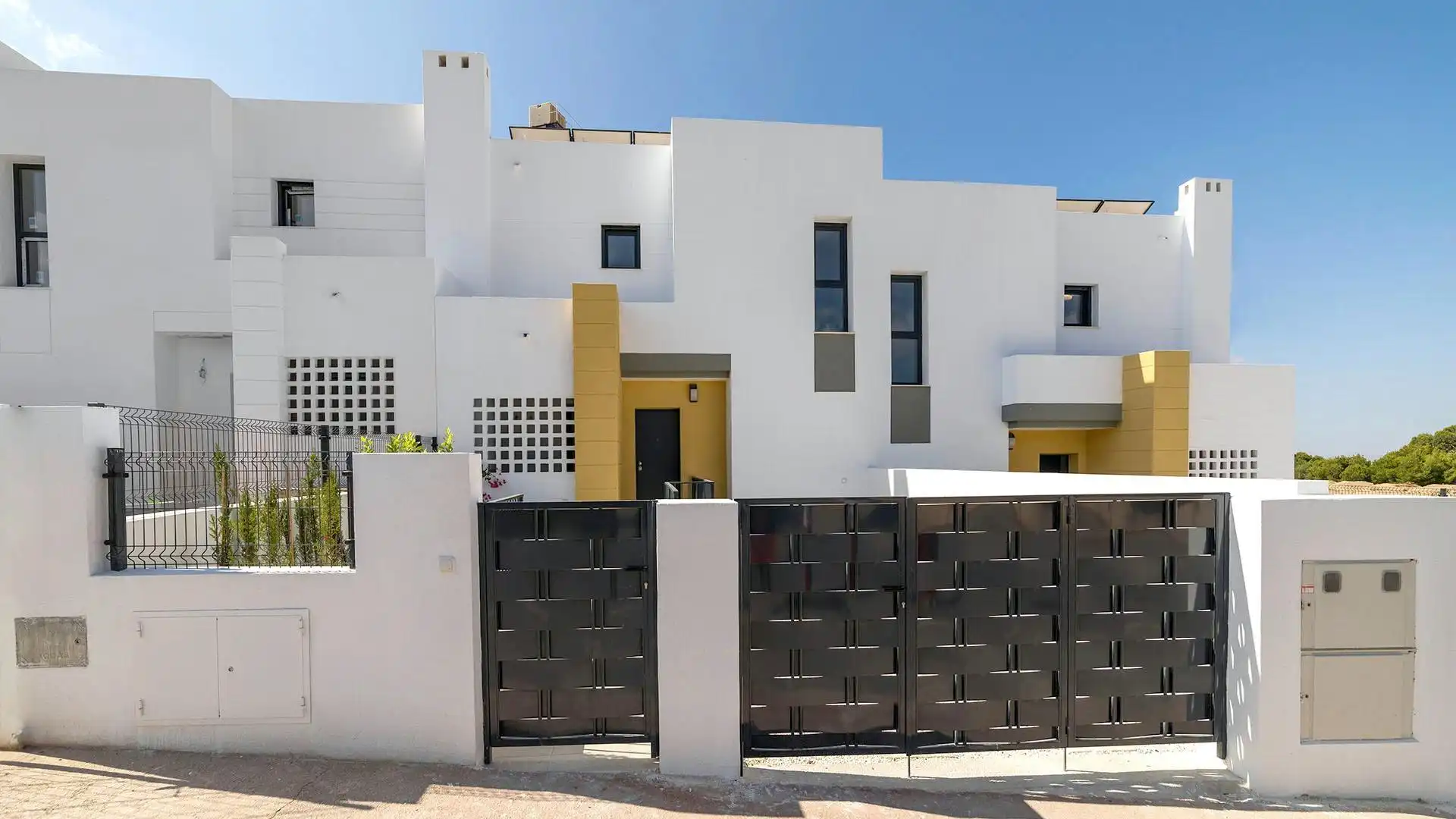 Außenansicht von Einfamilien-Reihenhaus zum Verkauf in Busot mit Privatgarten, Terrasse und Gemeinschaftspool