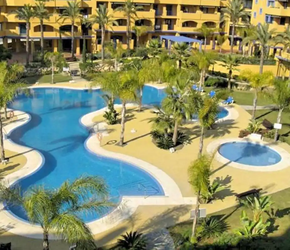 Flat with pool for sale in San Pedro de Alcántara, imagen 2