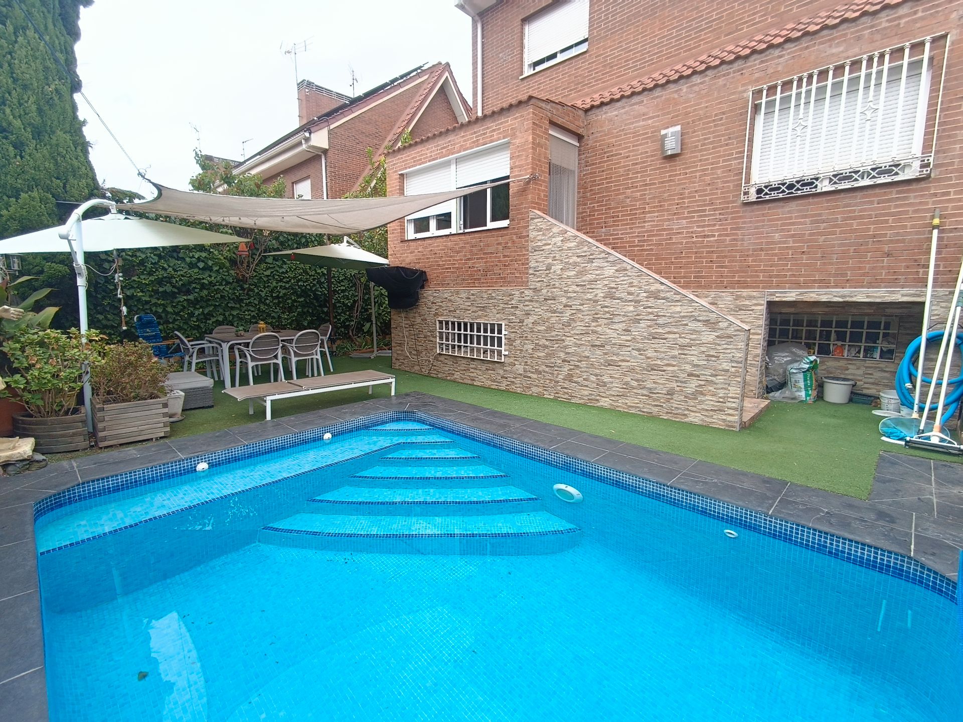 Swimming pool of Single-family semi-detached for sale in Alcorcón  with Air Conditioner, Heating and Private garden