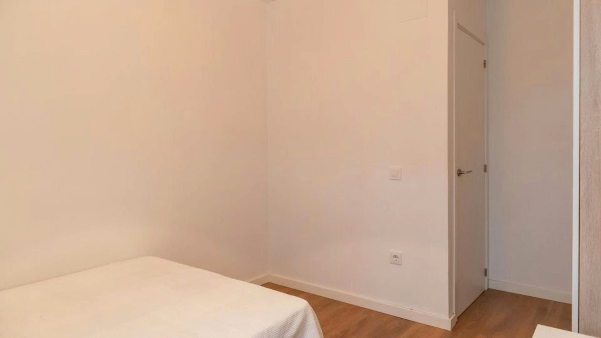 Habitación de Piso de alquiler en  Madrid Capital con Amueblado, Lavadora y TV