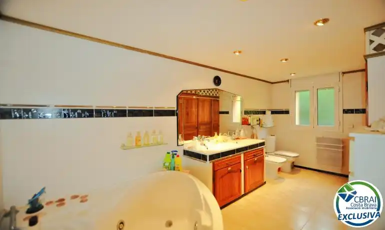 Badezimmer von Einfamilien-Reihenhaus zum Verkauf in Roses mit Heizung