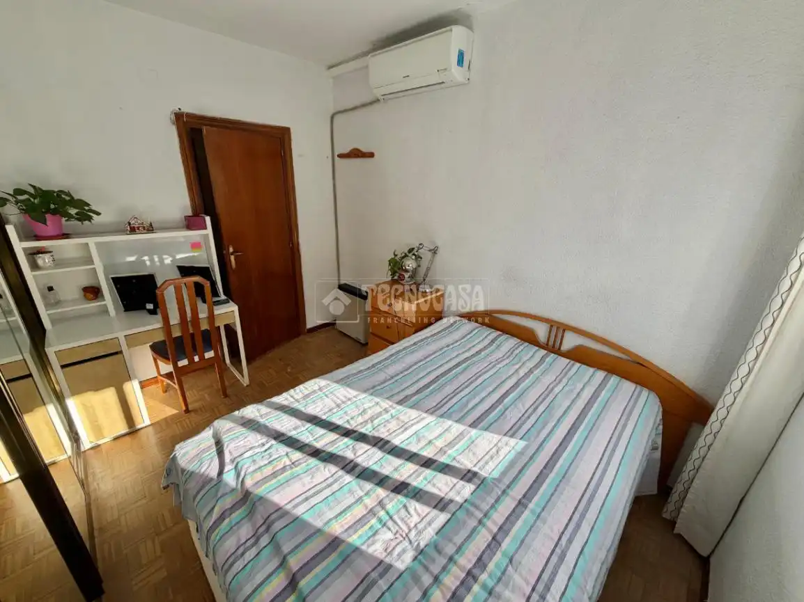 Bedroom of Flat for sale in Madrid