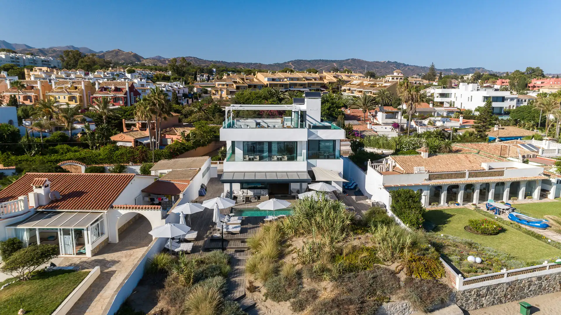 Vista exterior de Casa o xalet en venda en Marbella amb Aire condicionat, Calefacció i Jardí privat