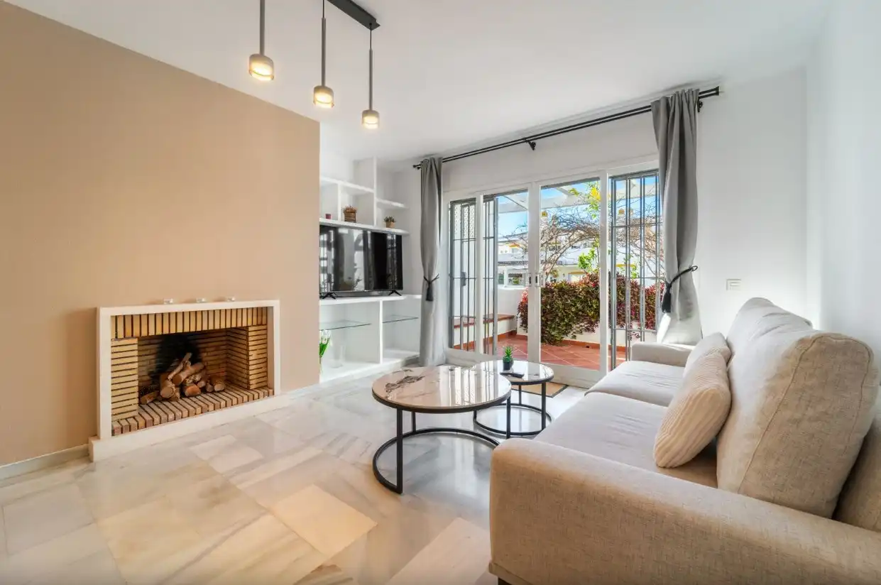 Sala d'estar de Dúplex en venda en Marbella amb Aire condicionat, Calefacció i Jardí privat