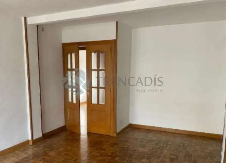Piso de 3 dormitorios con terraza !  Bien ubicado !Vivienda de 71 m la venta en el barrio de San Fermín, Madrid.La vivienda está d, imatge 3