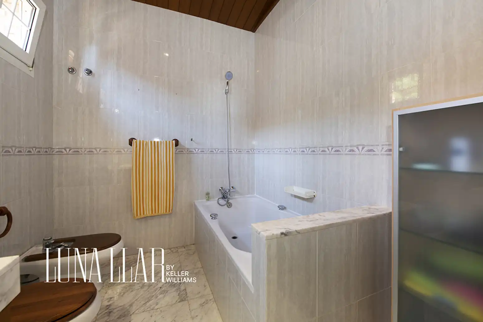 Bathroom of Houses for sale in Castelldefels  with Air Conditioner, Heating and Private garden