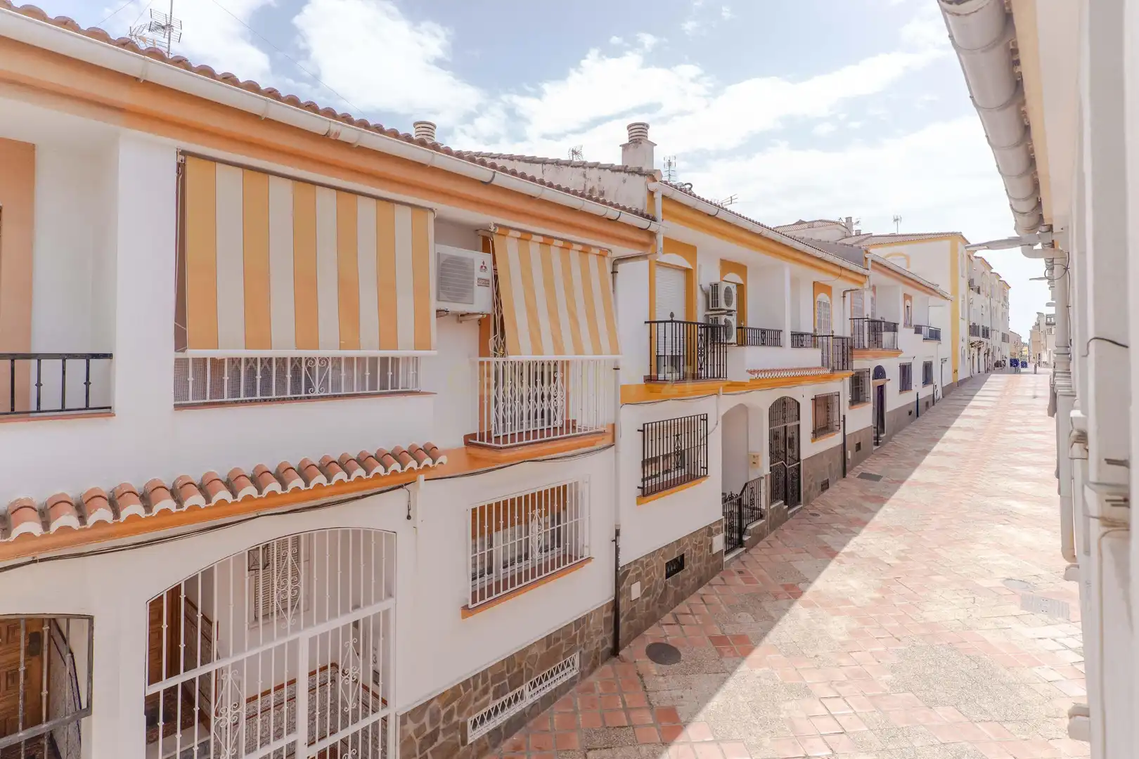 Vista exterior de Casa adosada en venda en Motril amb Aire condicionat, Forn i Rentadora