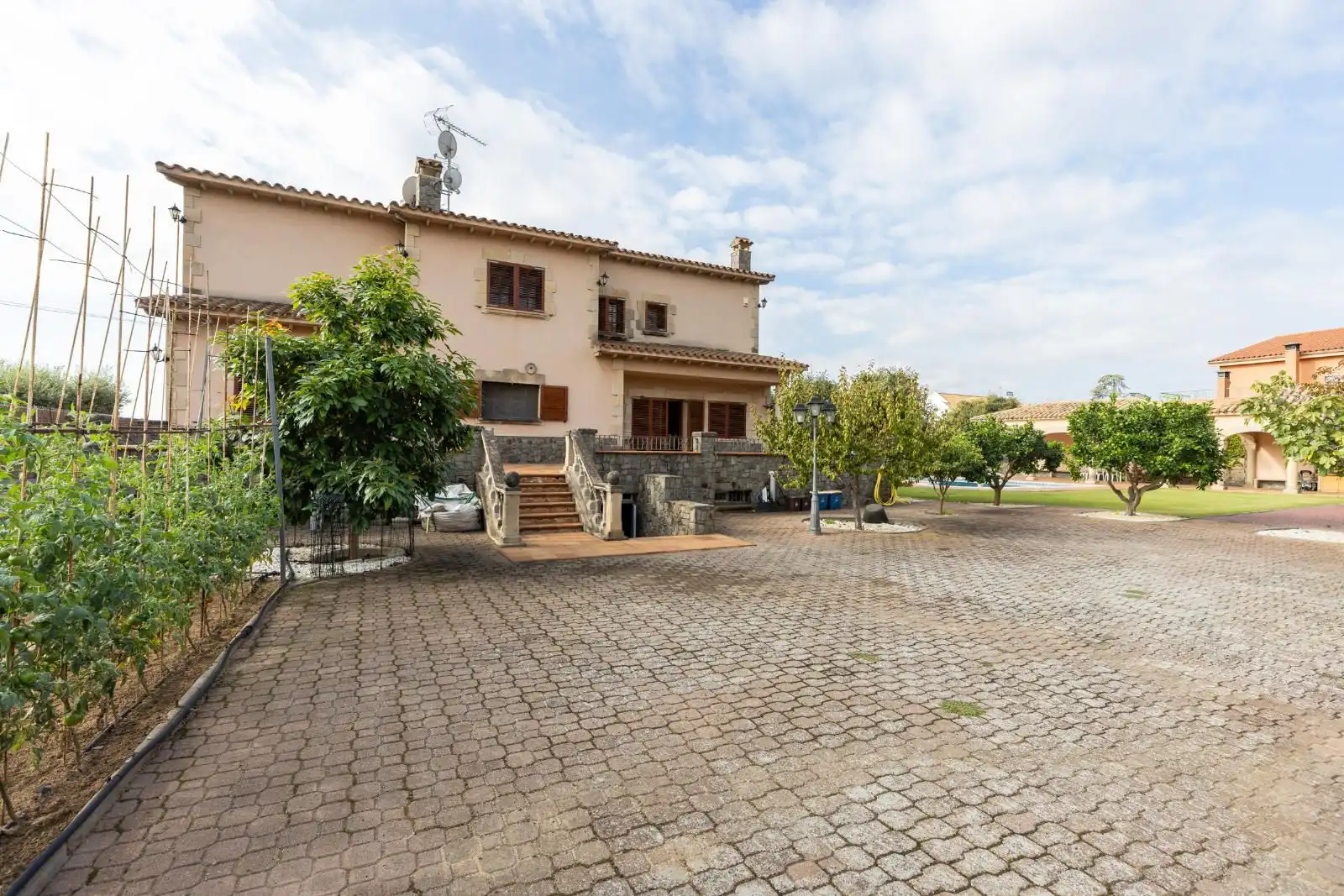 Vista exterior de Casa o xalet en venda en Mataró amb Terrassa i Piscina