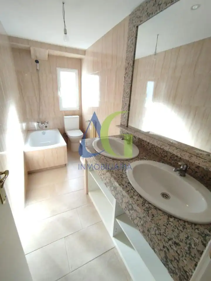 Badezimmer von Wohnung zum Verkauf in León Capital  mit Heizung, Parkett und Terrasse