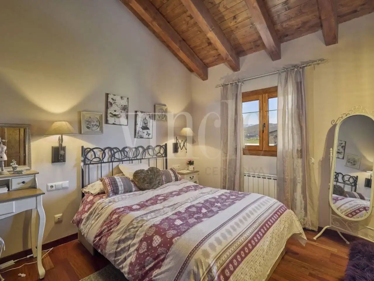 Dormitori de Casa adosada en venda en Isòvol amb Calefacció, Parquet i Terrassa