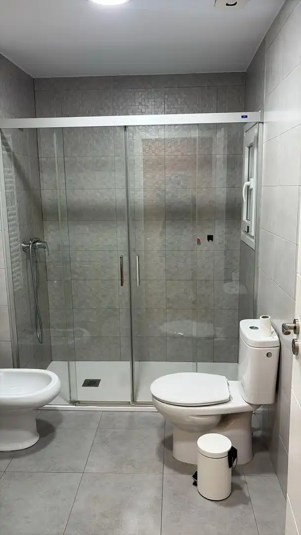 Bany de Pis per a compartir en Granada amb Moblat i Balcó