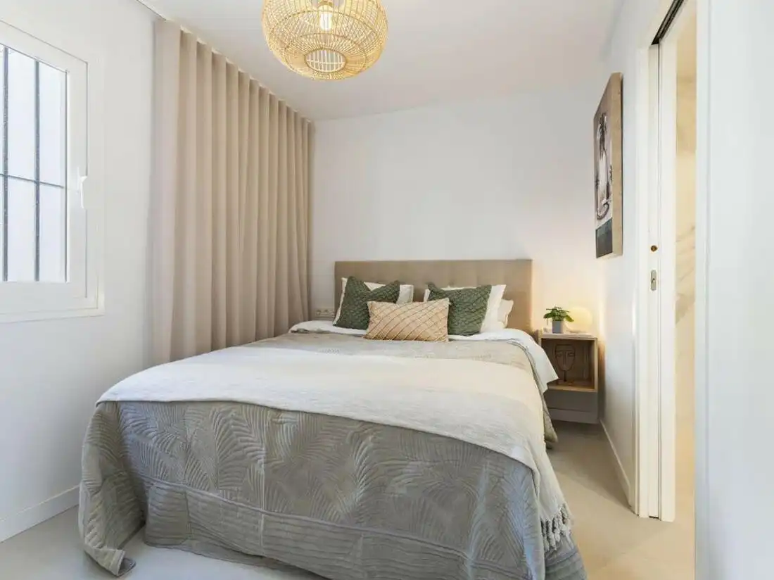 Schlafzimmer von Einfamilien-Reihenhaus zum Verkauf in Marbella mit Klimaanlage, Terrasse und Balkon