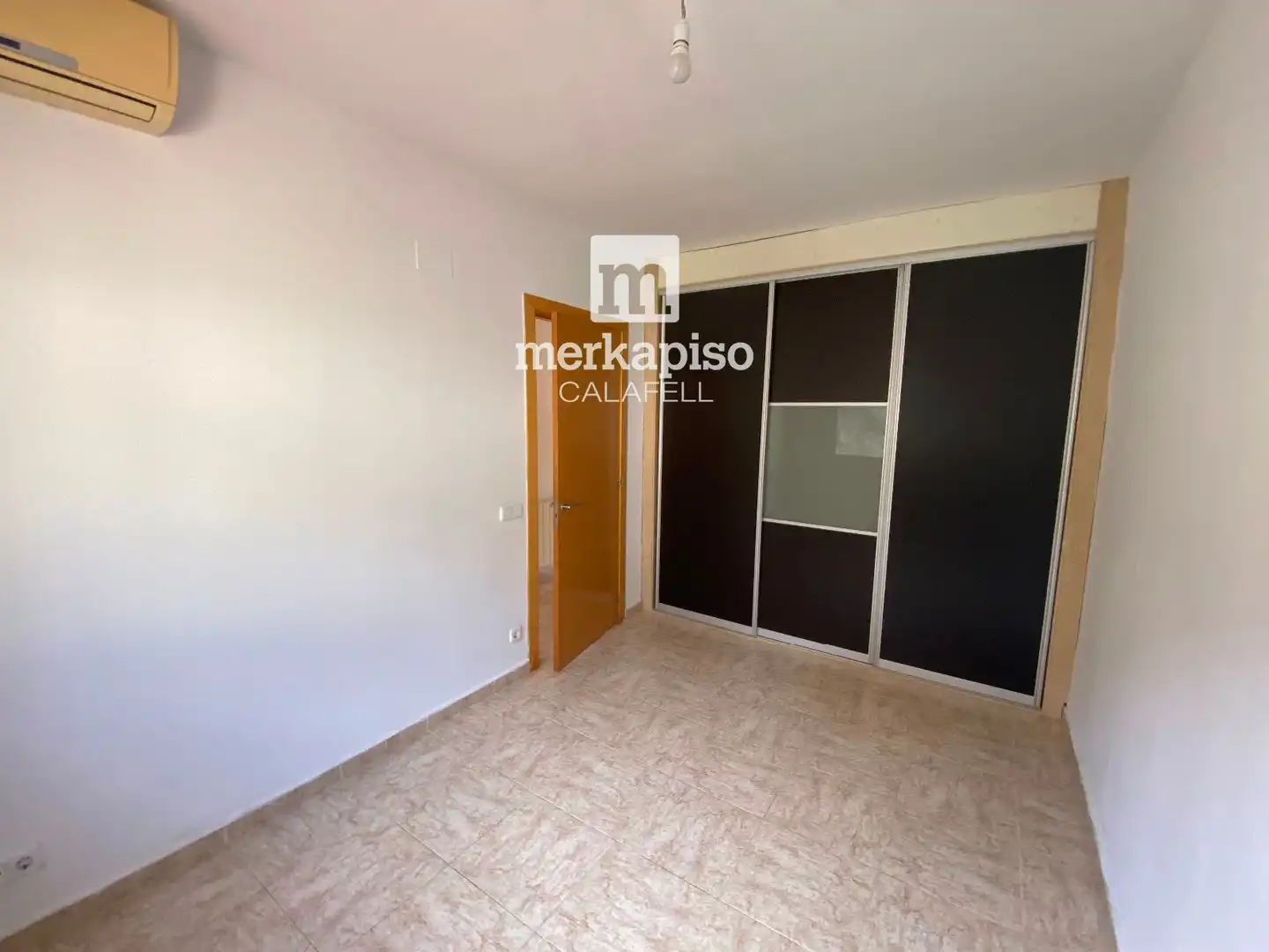Schlafzimmer von Einfamilien-Reihenhaus zum Verkauf in Calafell mit Heizung