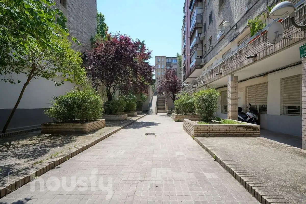 Exterior view of Flat for sale in Madrid  with Heating and Furnished