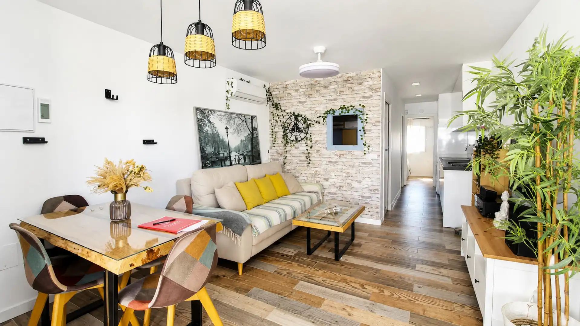Wohnzimmer von Erdgeschoss zum Verkauf in Manilva mit Klimaanlage, Terrasse und Schwimmbad