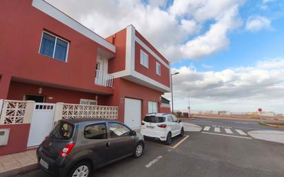 Vista exterior de Casa adosada en venda en Puerto del Rosario amb Terrassa, Traster i Balcó