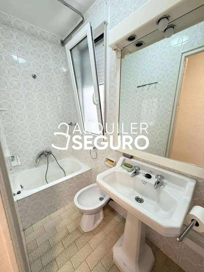 Badezimmer von Wohnung zur Miete in Madrid mit Heizung und Möbliert