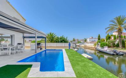 Swimming pool of House or chalet for sale in Empuriabrava  with Air Conditioner, Terrace and Swimming Pool