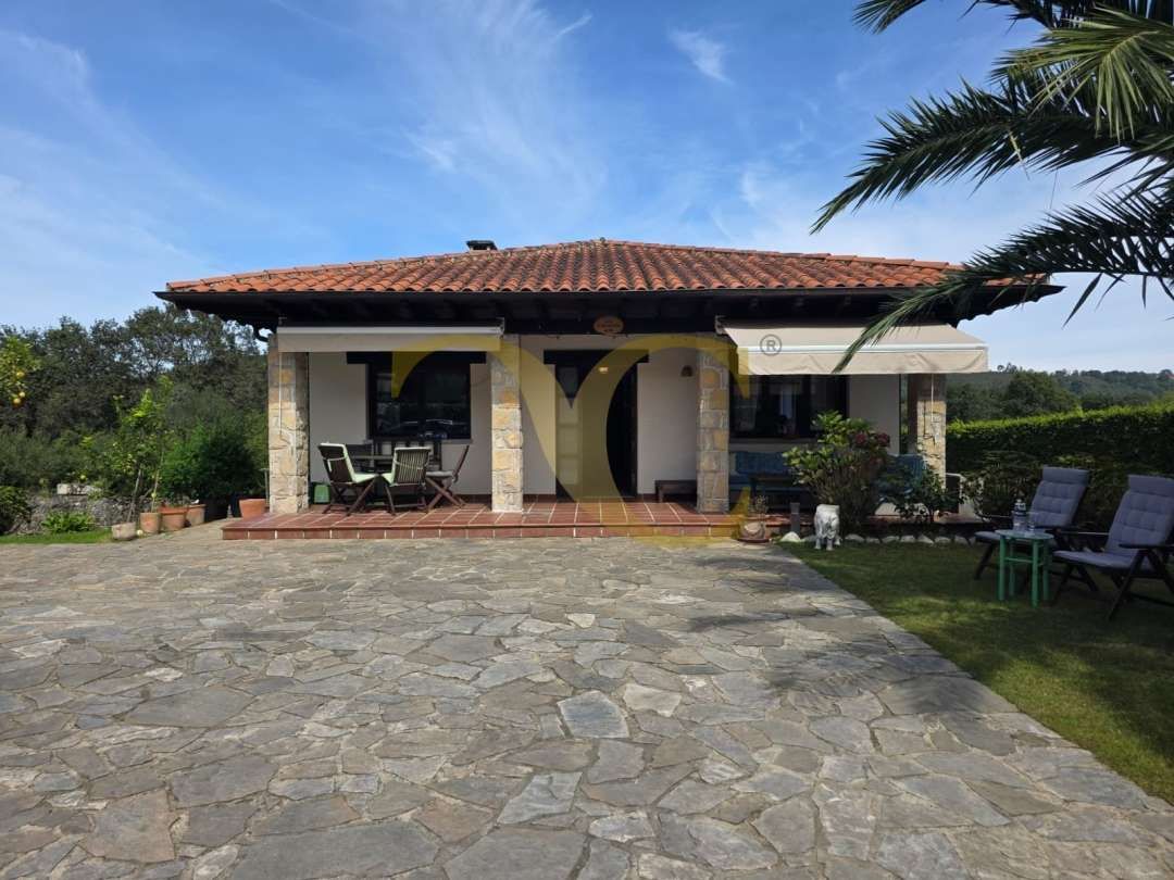 Vista exterior de Casa o xalet en venda en Llanes amb Calefacció, Jardí privat i Terrassa