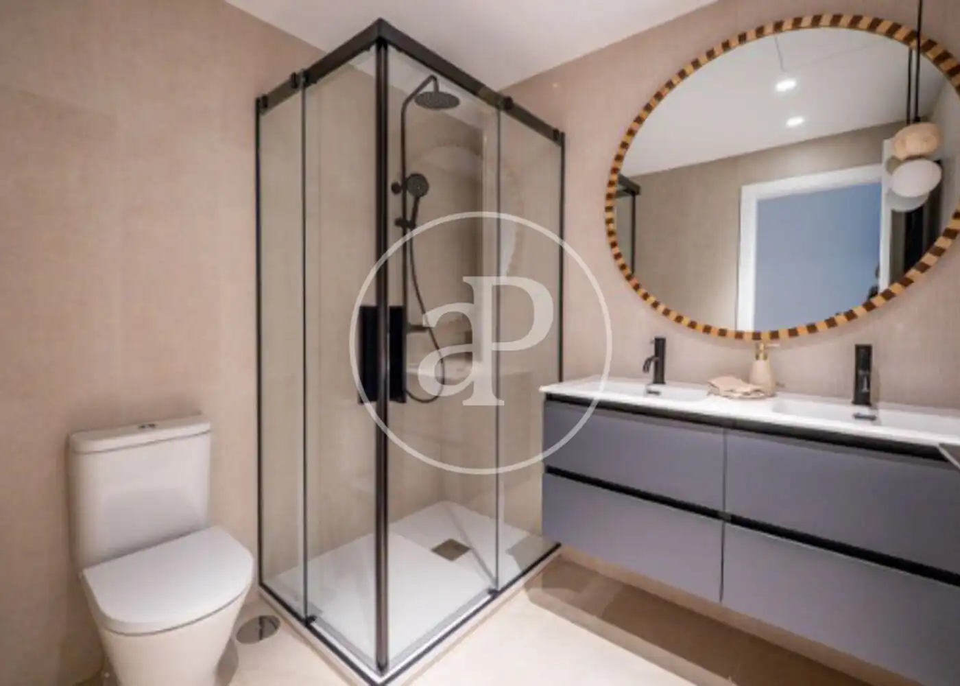 Bathroom of Flat for sale in Madrid  with Air Conditioner, Heating and Furnished