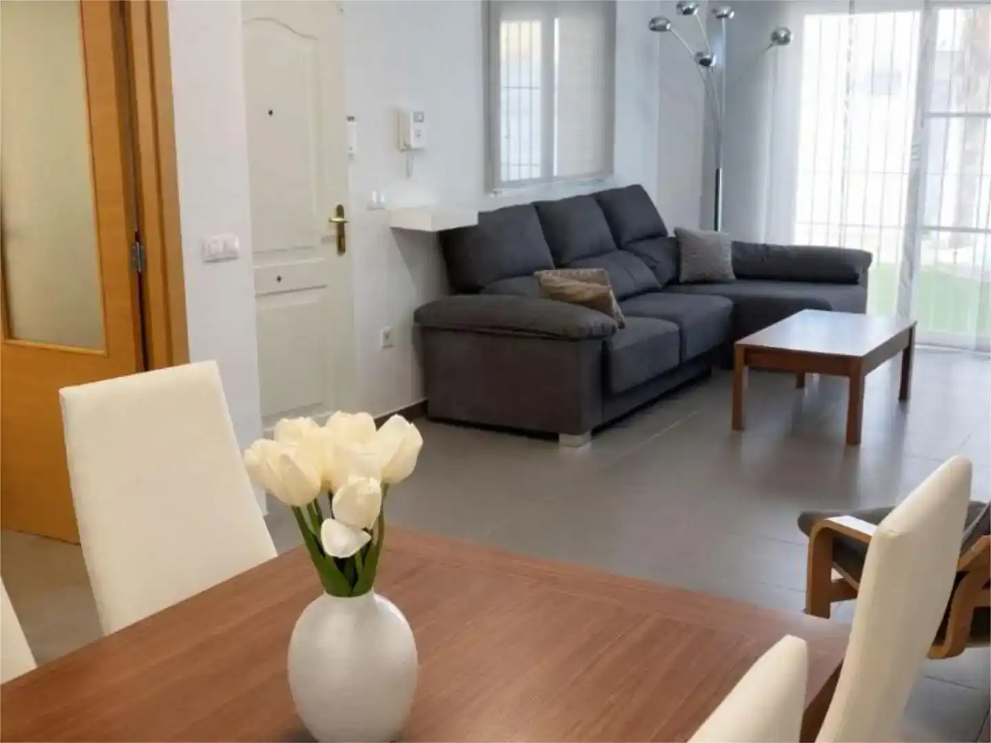 Sala d'estar de Casa o xalet de lloguer en La Pobla de Vallbona amb Aire condicionat i Piscina