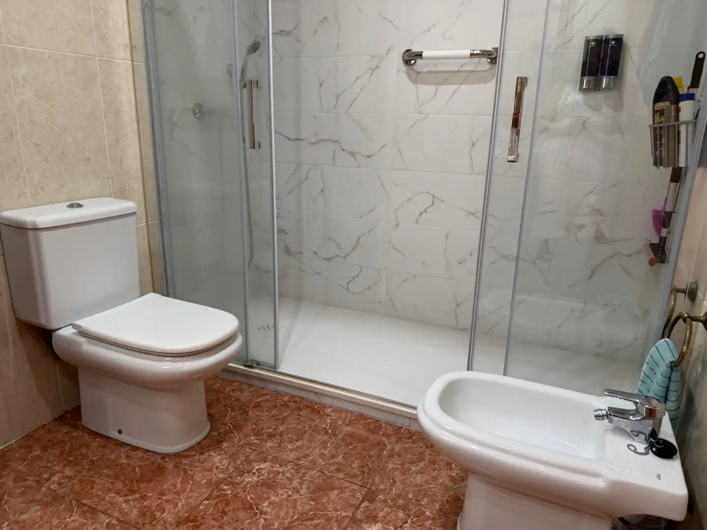 Badezimmer von Wohnung zum Verkauf in Mataró mit Klimaanlage, Heizung und Parkett