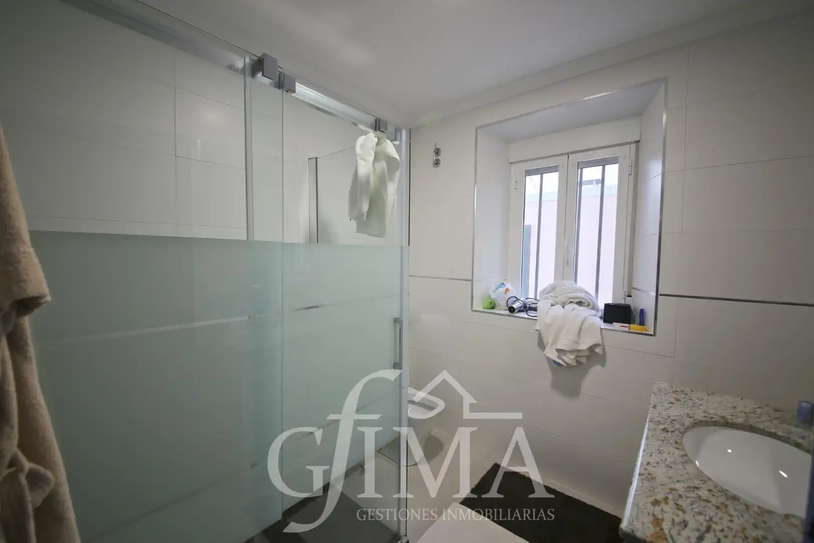 Bathroom of Houses for sale in Argamasilla de Alba  with Air Conditioner, Heating and Terrace