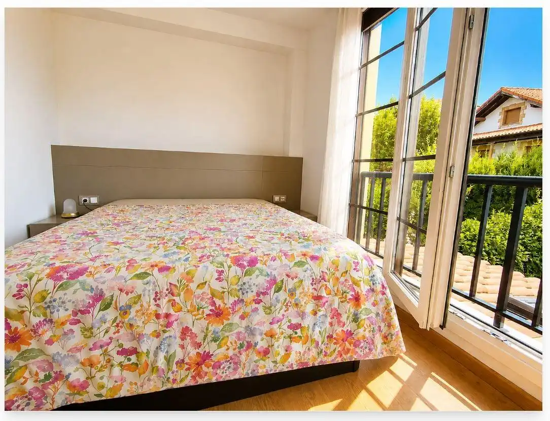 Habitación de Casa adosada en venta en Santillana del Mar con Calefacción, Jardín privado y Trastero