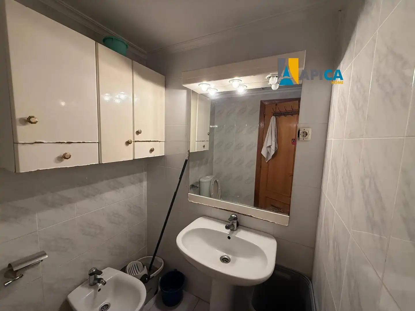Badezimmer von Dachboden zum Verkauf in Algeciras mit Klimaanlage und Heizung
