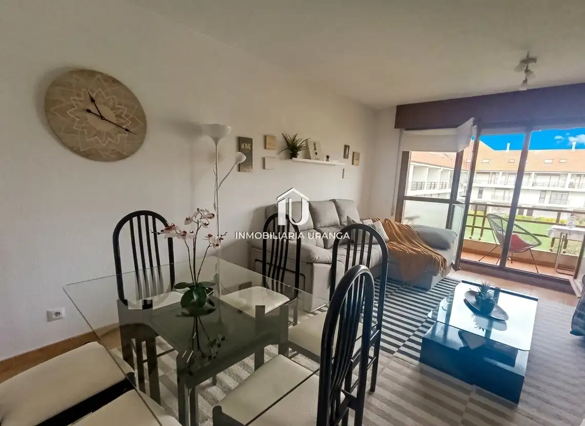 Sala d'estar de Dúplex en venda en Bareyo amb Terrassa, Traster i Piscina comunitària