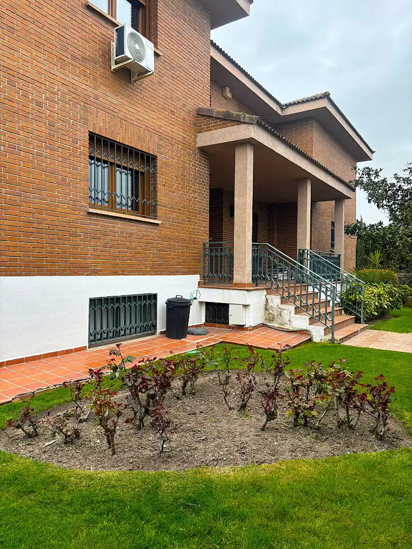 Vista exterior de Casa o xalet en venda en Pozuelo de Alarcón amb Aire condicionat, Calefacció i Jardí privat