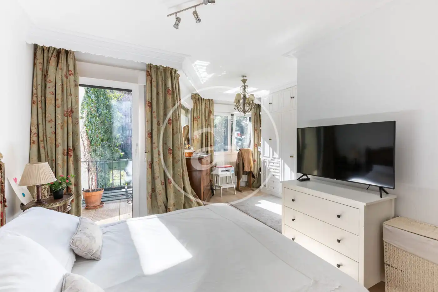 Habitación de Casa adosada en venta en La Moraleja con Aire acondicionado, Calefacción y Jardín privado