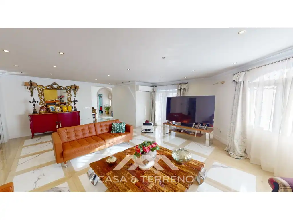 Sala d'estar de Casa o xalet en venda en Vélez-Málaga amb Piscina, Moblat i TV