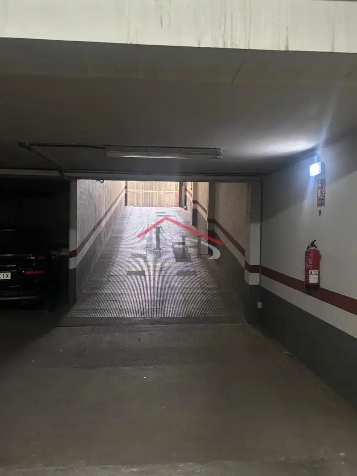 Aparcament de Pis en venda en León Capital  amb Calefacció, Terrassa i Traster