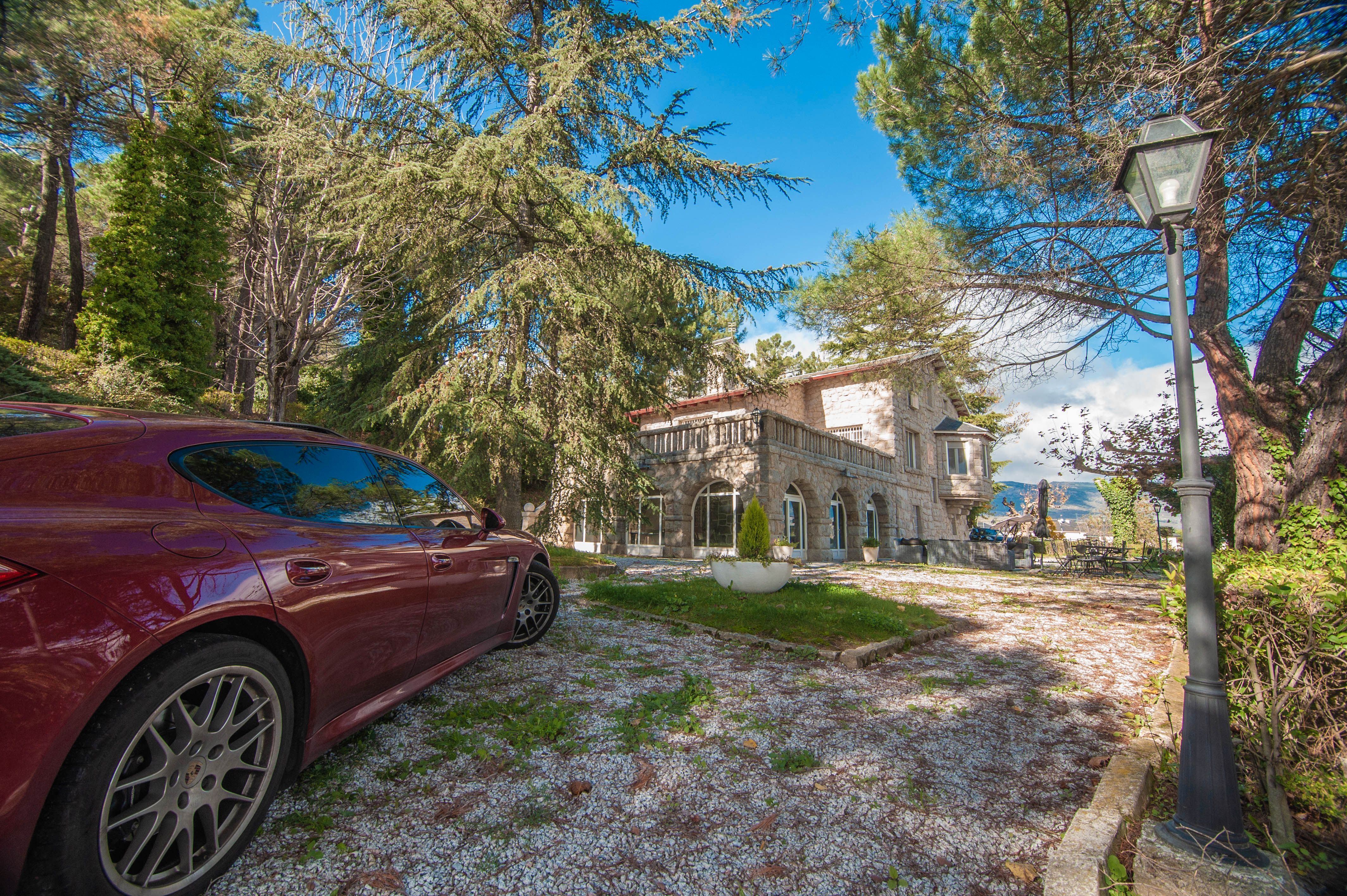 Vista exterior de Finca rústica en venda en Guadarrama amb Aire condicionat, Calefacció i Jardí privat