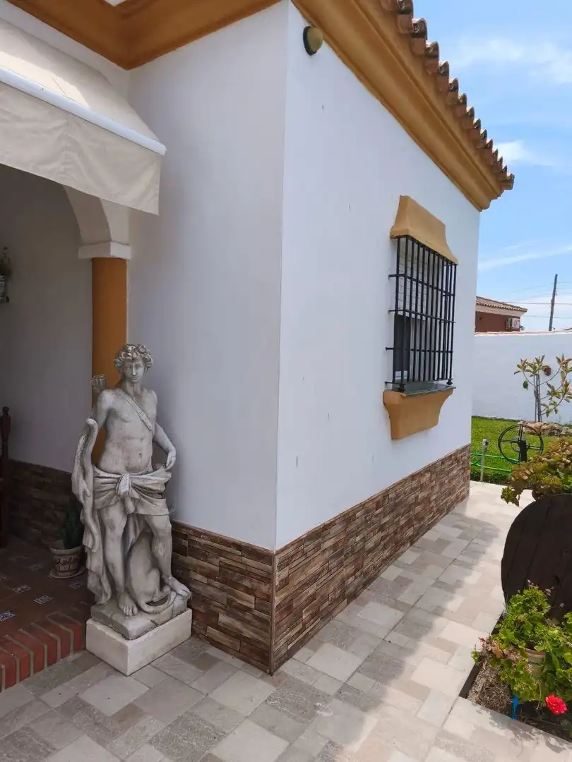 Vista exterior de Casa o chalet en venta en Chiclana de la Frontera con Jardín privado, Trastero y Piscina