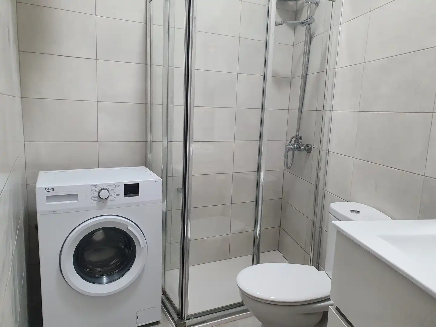 Bathroom of Apartments for rent in Málaga  with Oven and Washing machine
