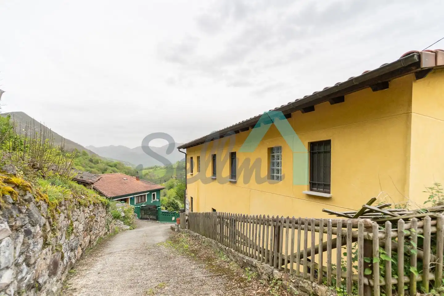 Vista exterior de Casa o chalet en venta en Quirós con Calefacción, Jardín privado y Terraza